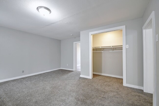 Building Photo - 1-BEDROOM WITH DEN IN AVENIDA GUADALUPE