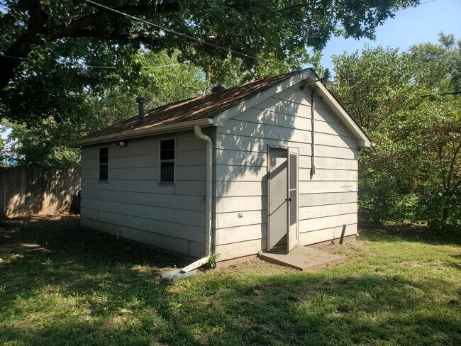 Building Photo - Single family home Recently renovated, mov...
