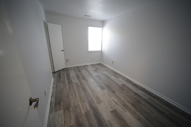 Building Photo - 7909 Carmel Rd