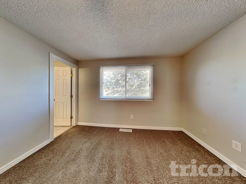 Building Photo - 945 E Huffaker Ln