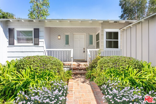 Building Photo - 2536 Roscomare Rd