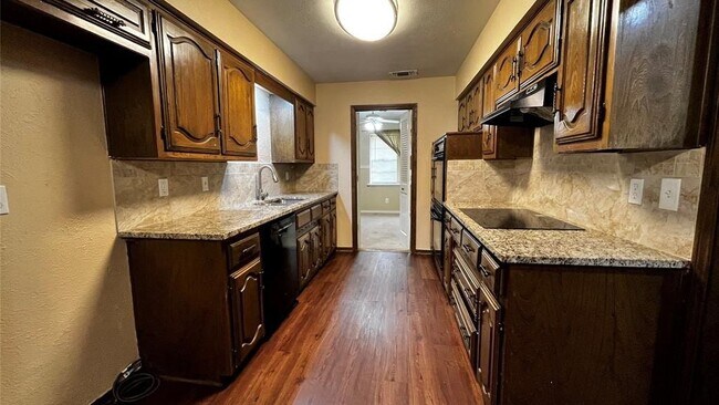 Building Photo - 1025 Cloverdale Ln