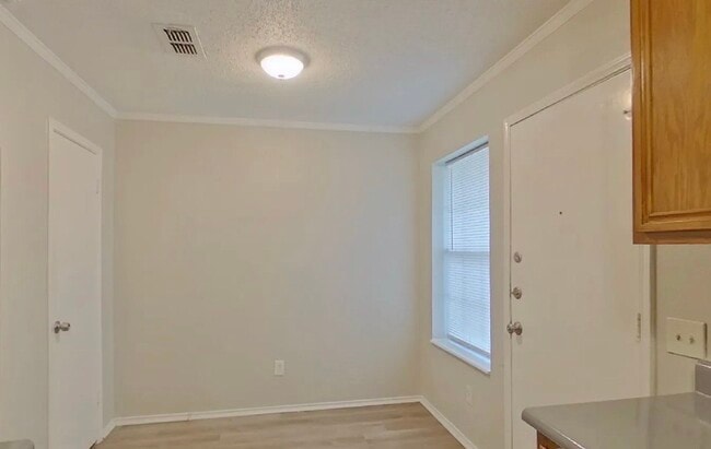 Building Photo - MOVE IN READY