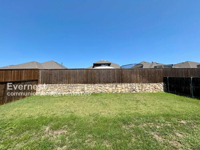 Building Photo - 2462 San Marcos Dr