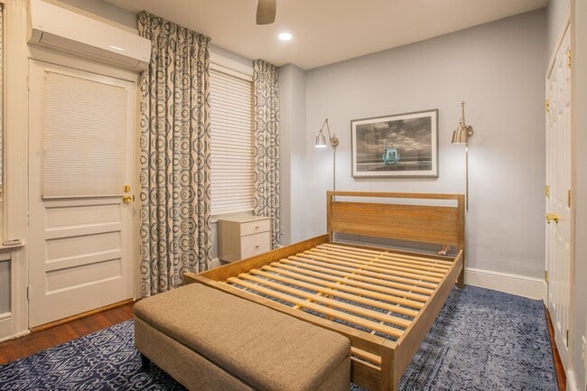 Building Photo - Stunning 2 BR/2 BA Condo in Dupont Circle!