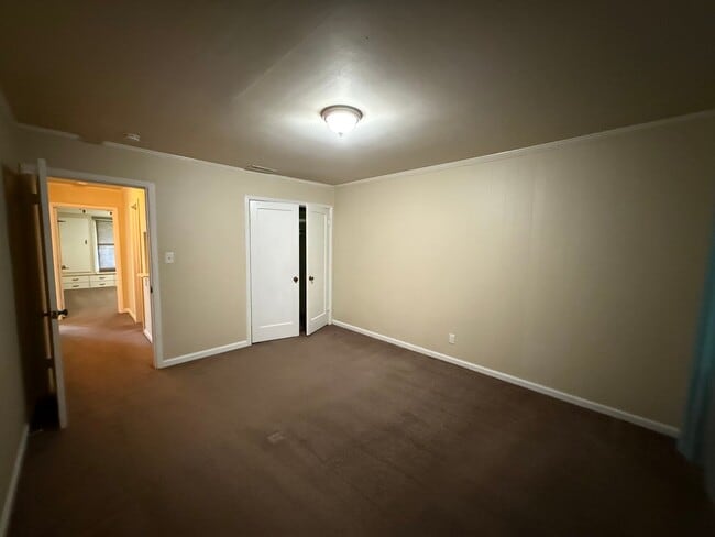 Building Photo - Spacious 2 bed 1 bath available now!