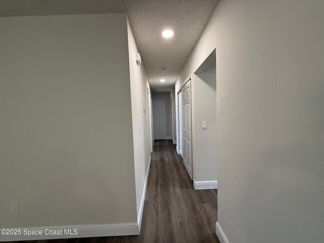 Building Photo - 889 Lamplighter Dr NW