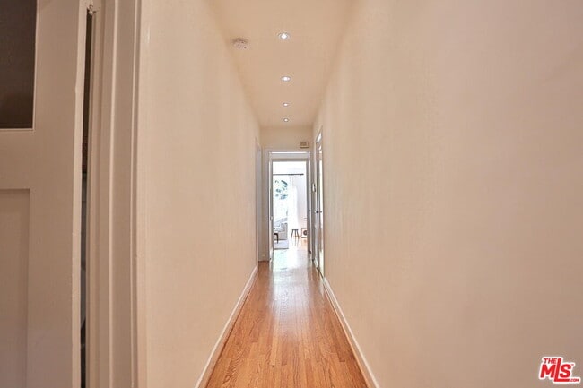 Building Photo - 2256 Silver Ridge Ave