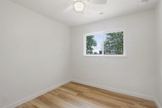 Building Photo - 9807 Kendal Dr