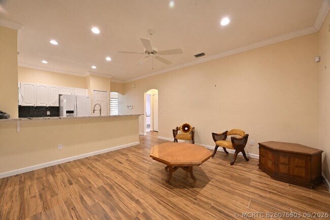 Building Photo - 545 NW Portofino Ln