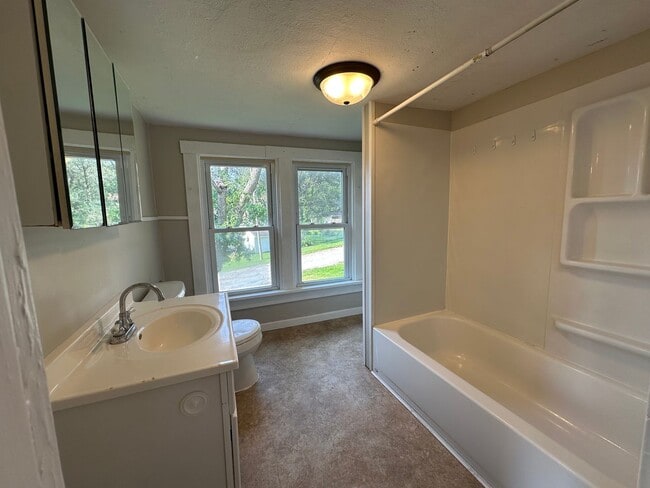 Building Photo - NW Fort Dodge 3 Bedroom $895
