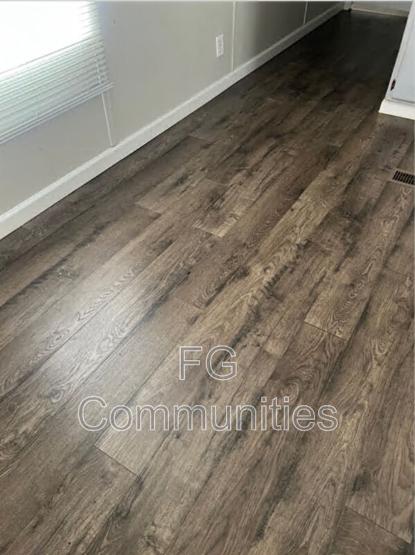 Building Photo - 105 Oak Knoll Dr