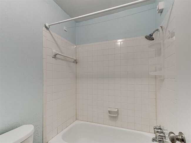 Building Photo - 1703 E Lindsey St