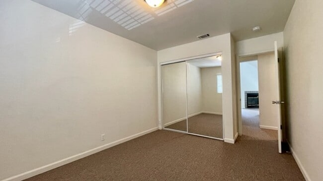 Building Photo - 2 Bedroom + Loft Condo in Parkwood Village
