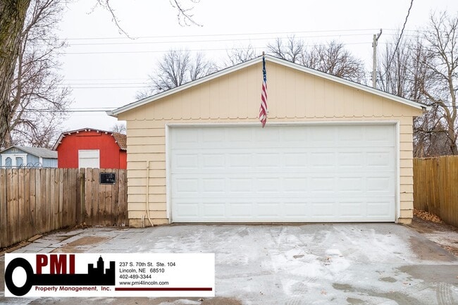 Building Photo - 3 Bedroom and 1.5 bathroom House for rent