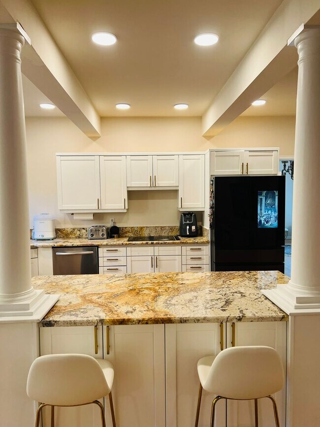 Building Photo - Beautiful and Spacious 3BD + Den