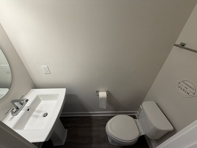 Building Photo - Like-New 4 Bedroom Townhouse