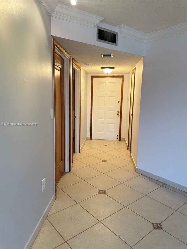 Building Photo - 15489 N Miami Lakeway
