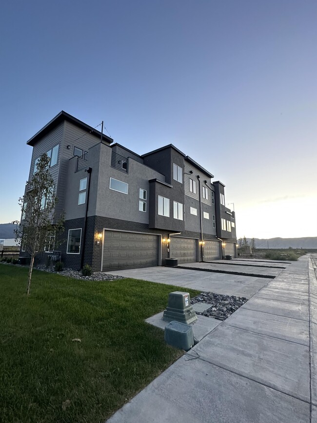 Building Photo - 539 W 1810 N