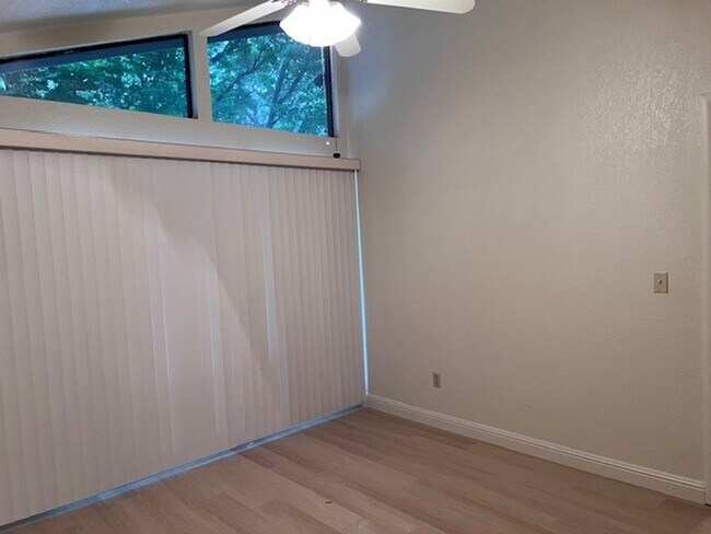 Building Photo - Spacious Greenhaven duplex with fresh paint, new laminate floors and vaulted ceilings.