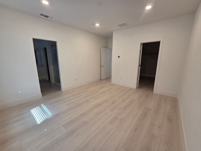 Building Photo - 2-Story 4Bx3.5B House Near Sky River Casino Available Now!!