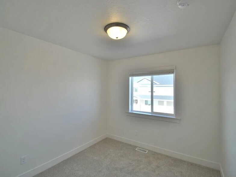Building Photo - 2333 N 3900 W