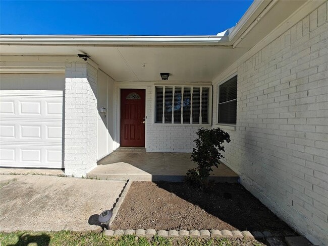 Building Photo - 8818 Roos Rd