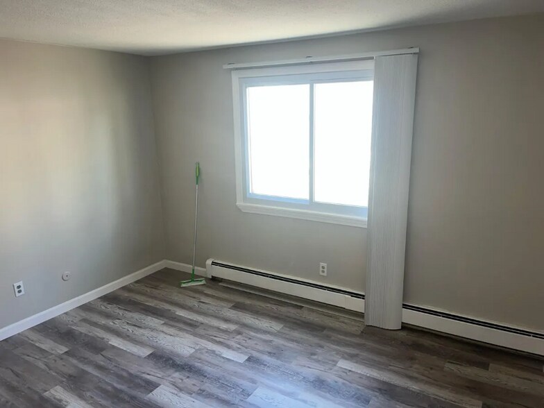 Building Photo - 215 215 mammoth Rd