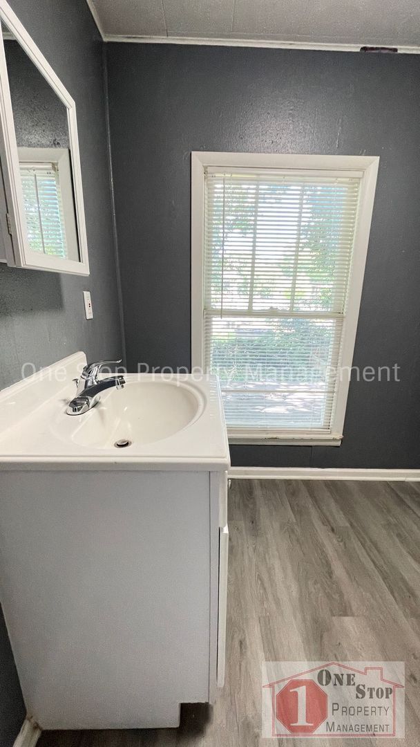Building Photo - 3 Bedroom, 1 Bathroom House in Kansas City...