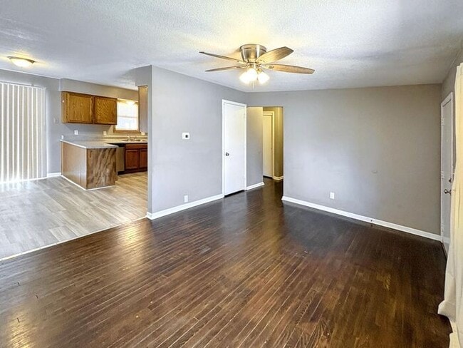 Building Photo - Spacious 4-Bedroom Home in a Prime Locatio...
