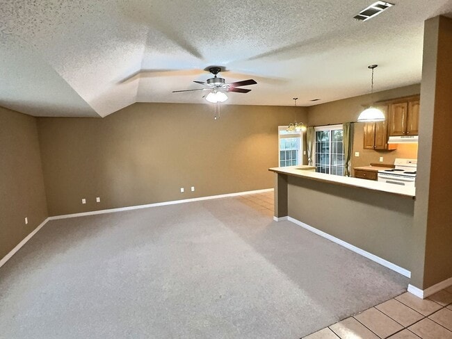 Building Photo - Ocean Springs home with convenient location!