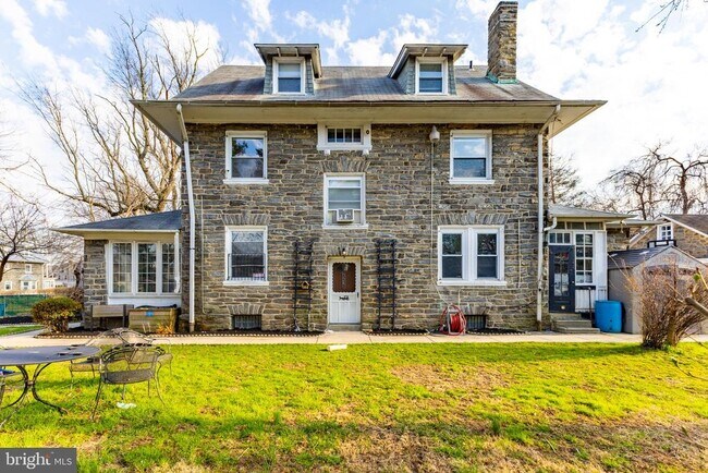 Building Photo - 2216 Georges Ln