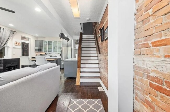 Building Photo - *Beautifully Updated & Spacious 3BD/2.5BA ...