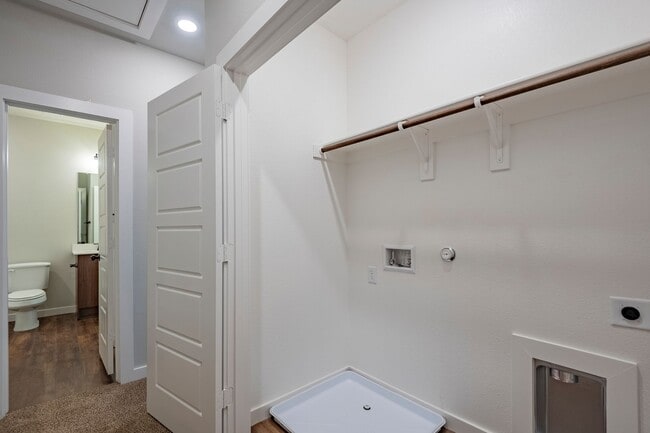 Building Photo - AVAILABLE NOW! GORGEOUS 2 BEDROOM FOUR PLE...