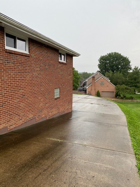 Building Photo - 702 Old Clairton Rd