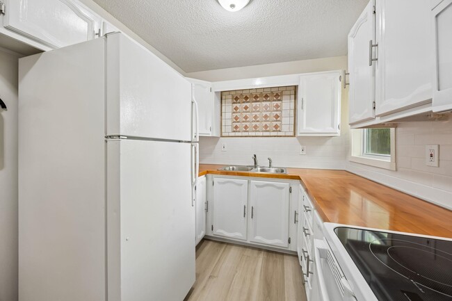 Building Photo - 2113 Silver Lake Dr