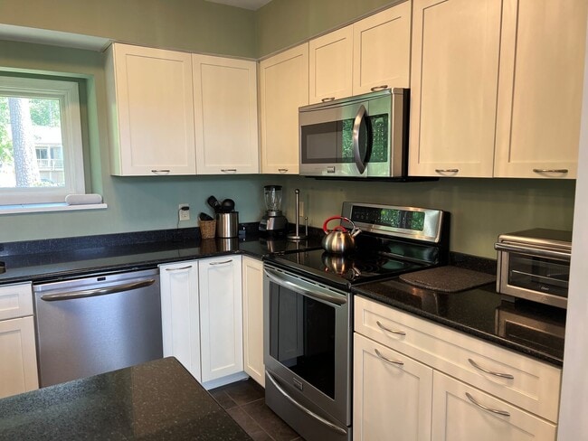 Building Photo - Beautiful Furnished Marsh Front Home - 6 mo Lease Term
