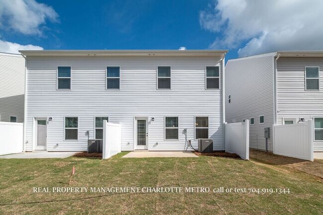 Building Photo - Modern Brand-New Built 3BR Townhome Near Uptown