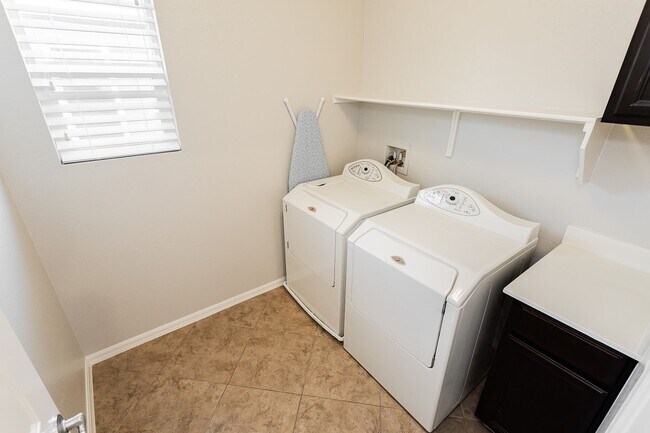 Building Photo - Exquisite 5 bedroom 4 bathroom home with fresh paint and new carpet waiting for you!