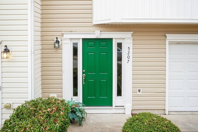 Building Photo - Beautiful Townhouse w/ 1st Floor Bedroom