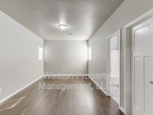 Building Photo - 721 N Louisa Ave