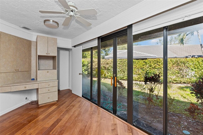 Building Photo - 5051 Pine Dr