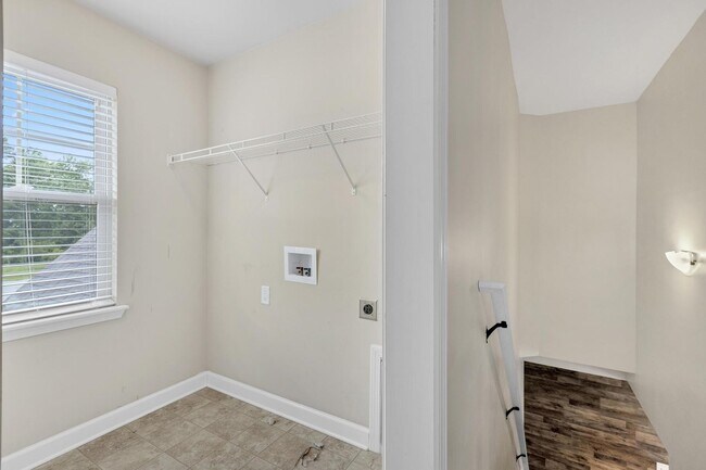Building Photo - Bridgeport Home with Community Pool!