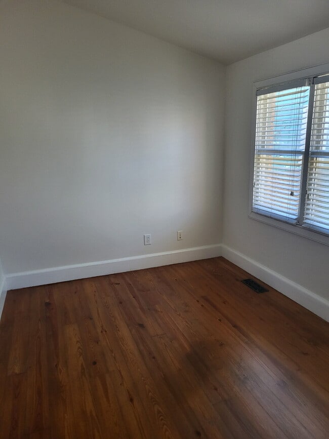 Building Photo - "Spacious 2-Bedroom Retreat with Hardwood ...