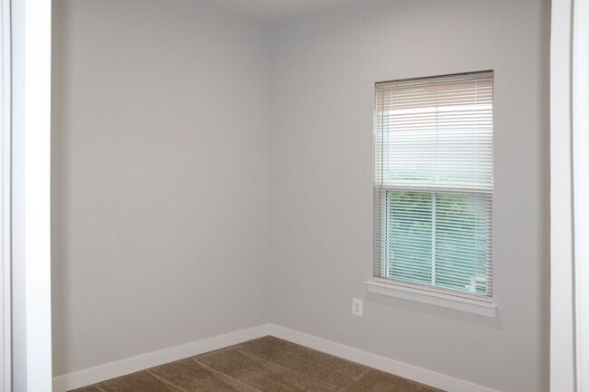 Building Photo - 2061 Lockwood Dr