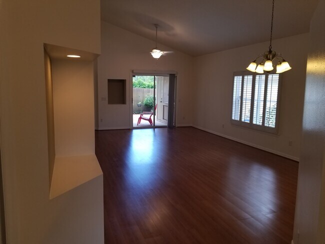 Building Photo - 2.2 w bonus room