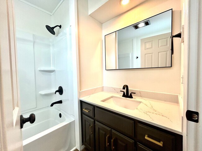 Building Photo - Well appointed 2 bed, 2.5 bath Townhouse Partial Utilities Included!