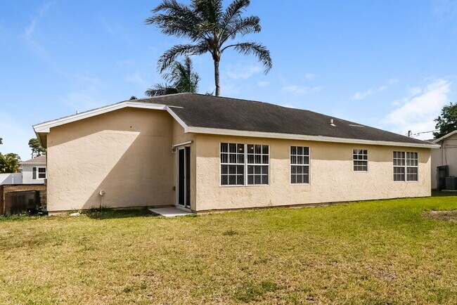 Building Photo - 1576 SW Pitts Ave