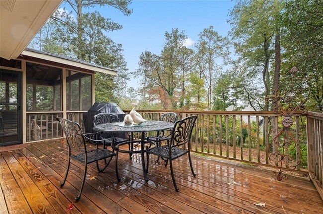 Building Photo - 4040 Summit Dr