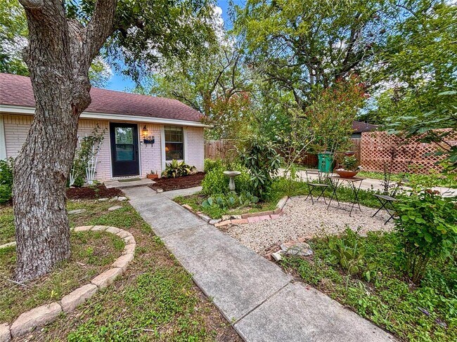 Building Photo - 406 Concho St